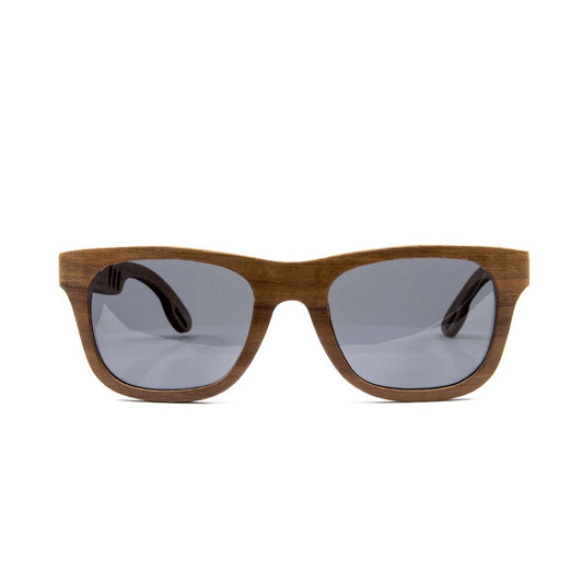 MAVN Of Sweden, solglasögon herr, träsolglasögon, högkvalitativa solglasögon, UV-skydd, miljömedvetenhet, hållbara material, Student present.